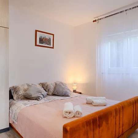 Apartment Bezauberndes Mit Beheiztem Privatpool, Grill, Babybett, Grill, Wifi *