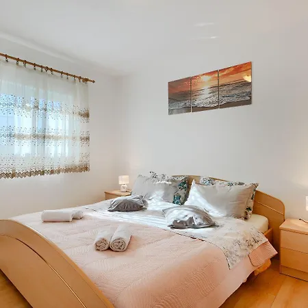 Bezauberndes Mit Beheiztem Privatpool, Grill, Babybett, Grill, Wifi Apartment *