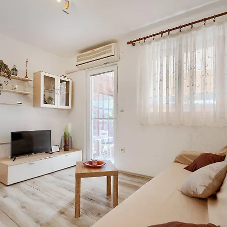 Bezauberndes Mit Beheiztem Privatpool, Grill, Babybett, Grill, Wifi Apartment