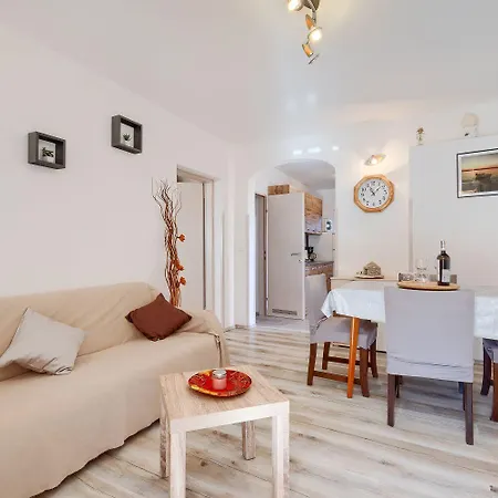 Bezauberndes Mit Beheiztem Privatpool, Grill, Babybett, Grill, Wifi Apartment *
