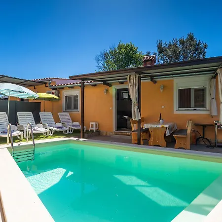 Bezauberndes Mit Beheiztem Privatpool, Grill, Babybett, Grill, Wifi Apartman Fažana