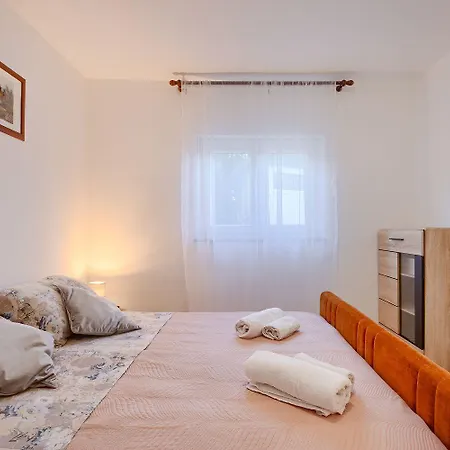 Bezauberndes Mit Beheiztem Privatpool, Grill, Babybett, Grill, Wifi Apartment Fažana