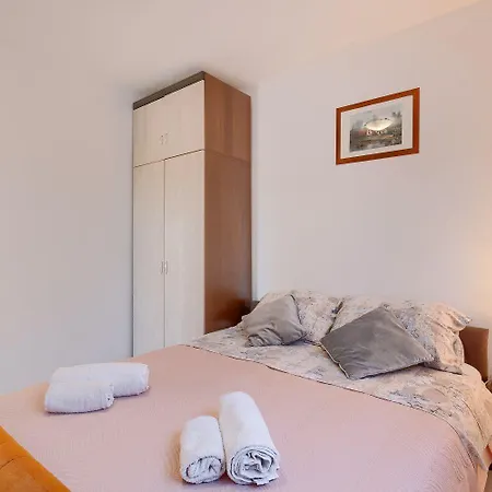 Bezauberndes Mit Beheiztem Privatpool, Grill, Babybett, Grill, Wifi Fažana