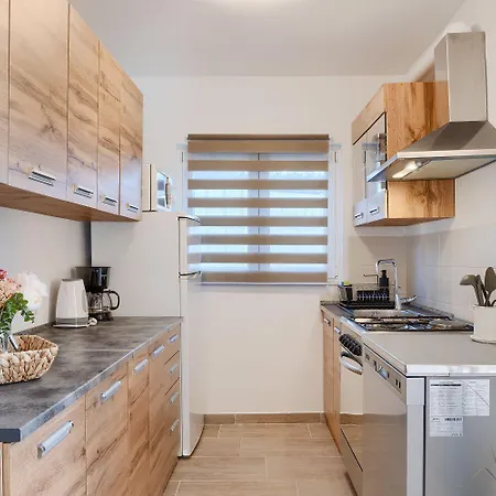 Bezauberndes Mit Beheiztem Privatpool, Grill, Babybett, Grill, Wifi Apartment Fažana