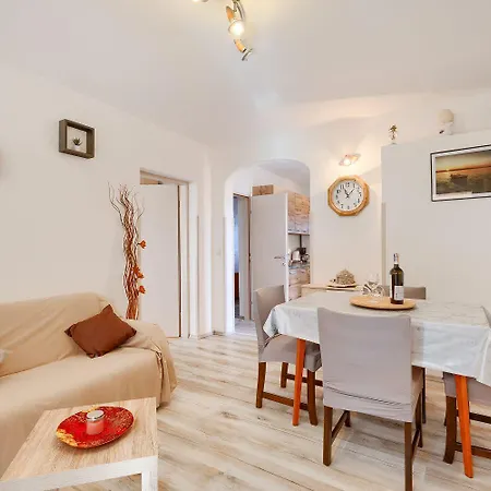 Bezauberndes Mit Beheiztem Privatpool, Grill, Babybett, Grill, Wifi Apartment *