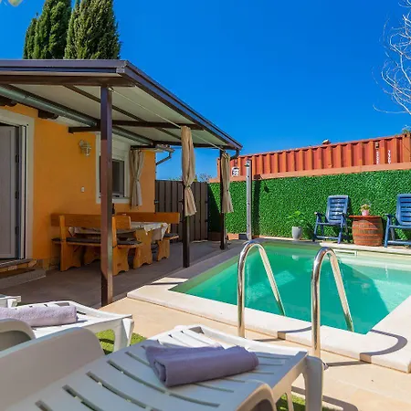 Apartment Bezauberndes Mit Beheiztem Privatpool, Grill, Babybett, Grill, Wifi