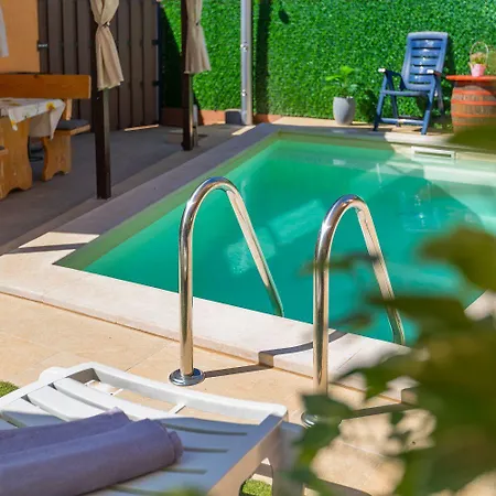 Bezauberndes Mit Beheiztem Privatpool, Grill, Babybett, Grill, Wifi Apartment