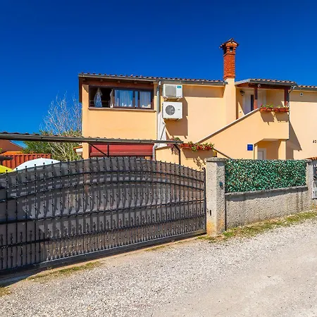 Bezauberndes Mit Beheiztem Privatpool, Grill, Babybett, Grill, Wifi *