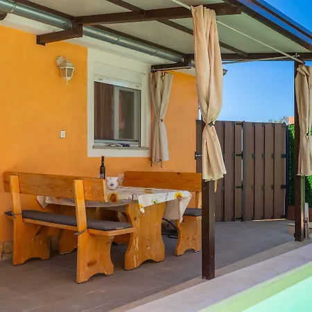 Apartment Bezauberndes Mit Beheiztem Privatpool, Grill, Babybett, Grill, Wifi Fažana