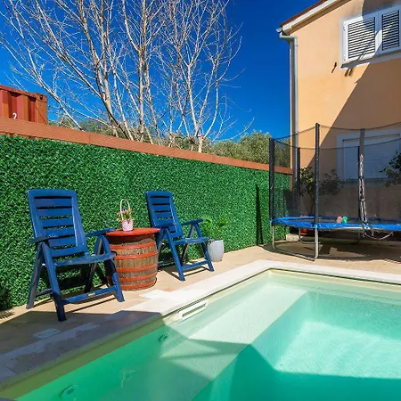 Bezauberndes Mit Beheiztem Privatpool, Grill, Babybett, Grill, Wifi Apartment Fažana