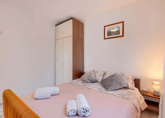 Bezauberndes Mit Beheiztem Privatpool, Grill, Babybett, Grill, Wifi Fažana