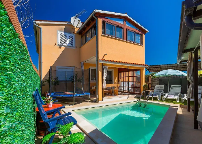Apartman Bezauberndes Mit Beheiztem Privatpool, Grill, Babybett, Grill, Wifi